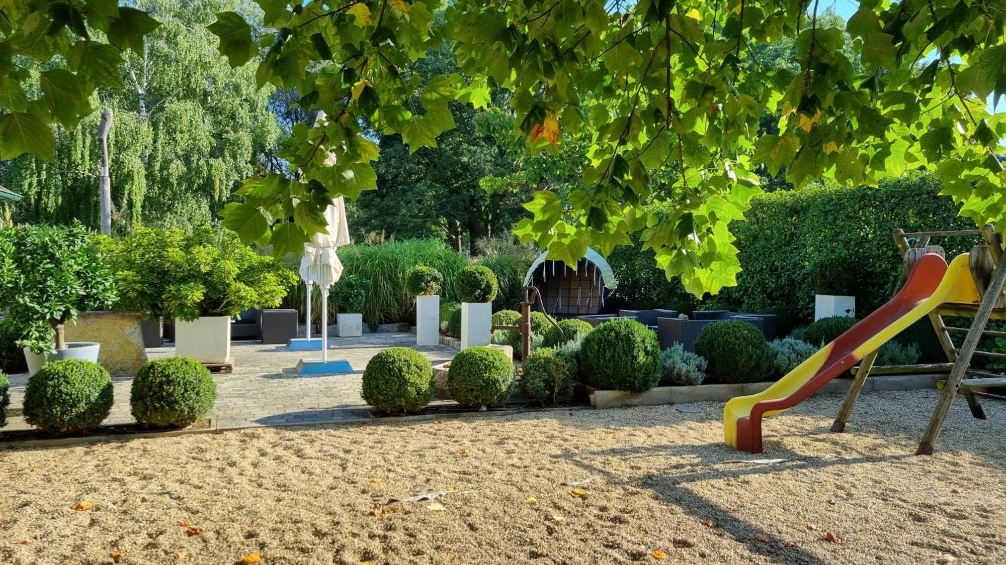 Birkenhof Gols - B & B - Wohlfuehl Hotel Mit Wochenend-Restaurant Esterno foto